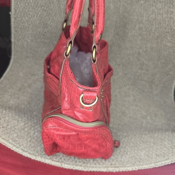 Red FAUX Crocodile Leather Relic Shoulder Purse - Picture 2 of 7